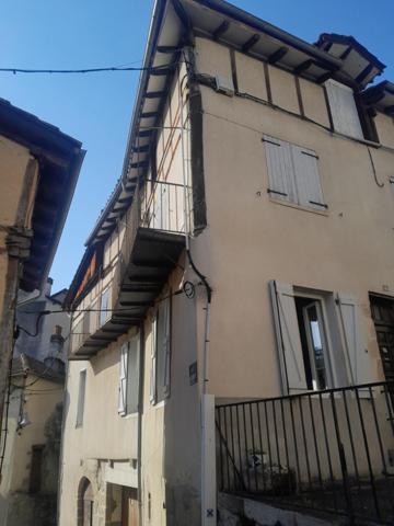 MAISON EN PIERRE AVEC GARAGE ET STATIONNEMENT