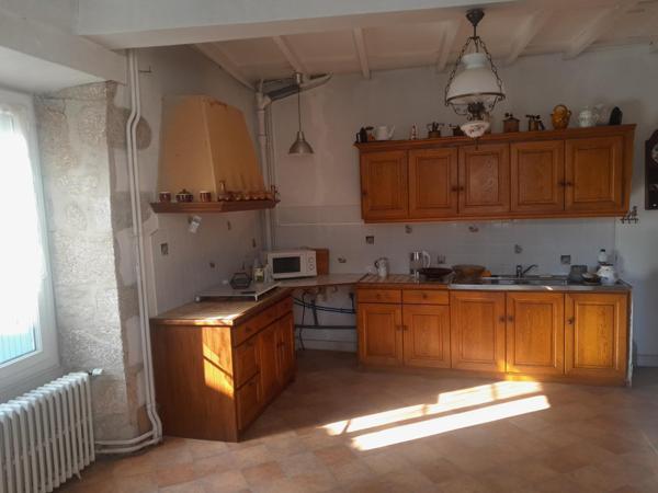 MAISON EN PIERRE AVEC GARAGE ET STATIONNEMENT