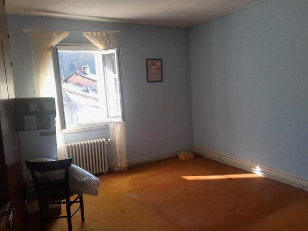 MAISON EN PIERRE AVEC GARAGE ET STATIONNEMENT