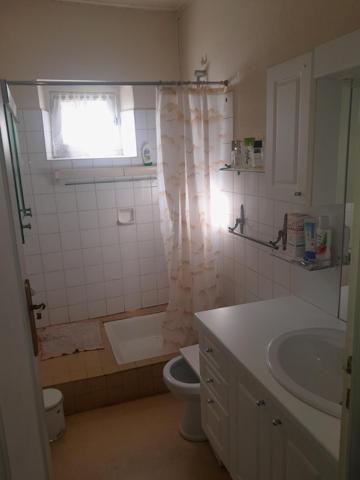 MAISON EN PIERRE AVEC GARAGE ET STATIONNEMENT