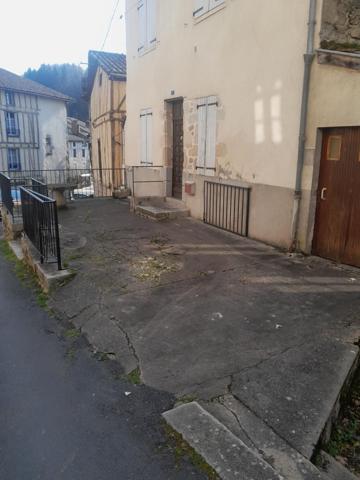 MAISON EN PIERRE AVEC GARAGE ET STATIONNEMENT