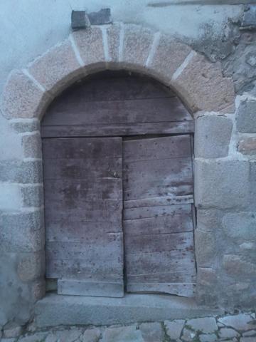 MAISON EN PIERRE AVEC GARAGE ET STATIONNEMENT