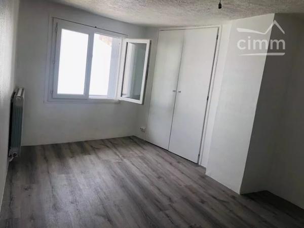 Notre agence vous propose à la vente cette grande maison en pierre .