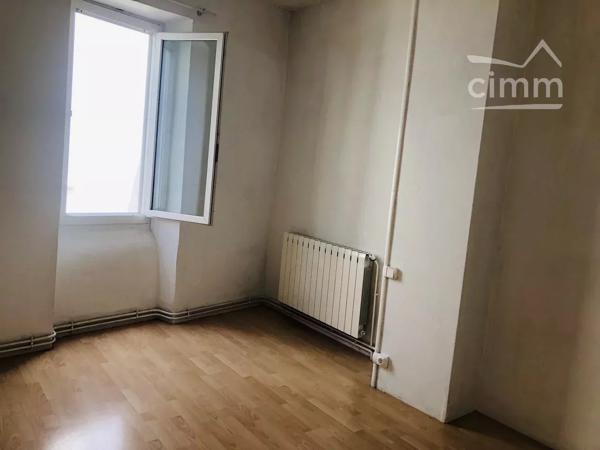 Notre agence vous propose à la vente cette grande maison en pierre .