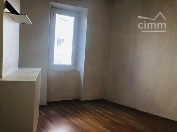 Notre agence vous propose à la vente cette grande maison en pierre .