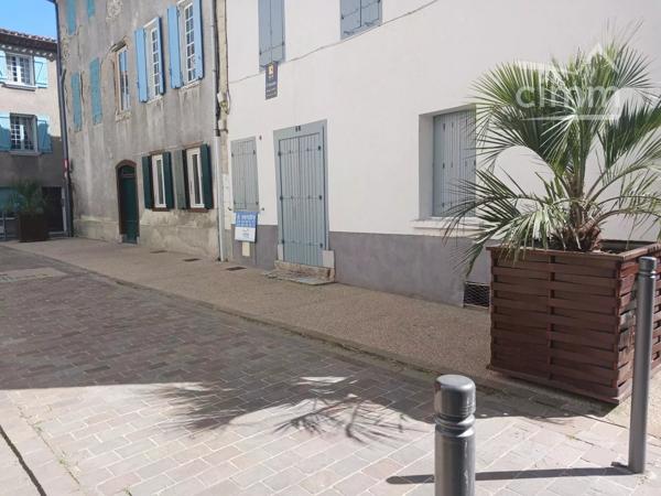 Notre agence vous propose à la vente cette grande maison en pierre .