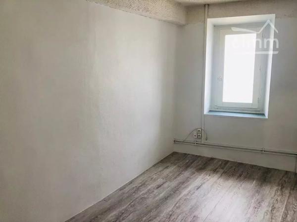 Notre agence vous propose à la vente cette grande maison en pierre .