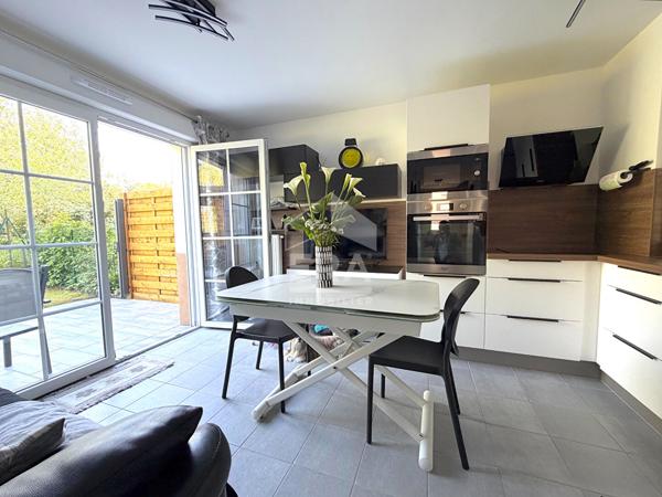 Charmante maison MEUBLÉE récente avec terrasse, jardin, deux chambres, place de parking meublé