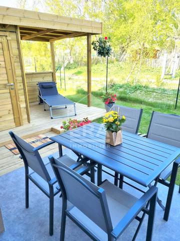 Charmante maison MEUBLÉE récente avec terrasse, jardin, deux chambres, place de parking meublé