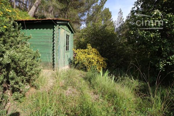 A vendre une villa avec terrasse, grand garage, sur un beau terrain boisé avec une source. Très belle vue dégagée.