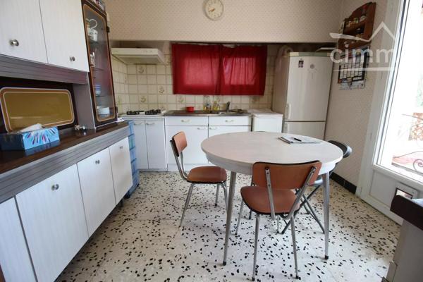 A vendre une villa avec terrasse, grand garage, sur un beau terrain boisé avec une source. Très belle vue dégagée.
