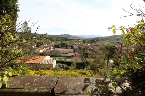 A vendre une villa avec terrasse, grand garage, sur un beau terrain boisé avec une source. Très belle vue dégagée.