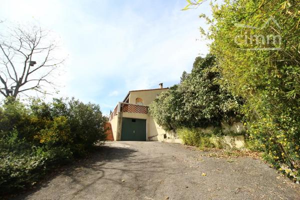 A vendre une villa avec terrasse, grand garage, sur un beau terrain boisé avec une source. Très belle vue dégagée.