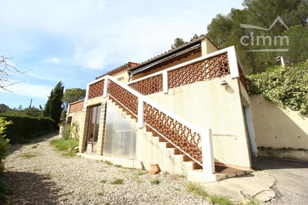A vendre une villa avec terrasse, grand garage, sur un beau terrain boisé avec une source. Très belle vue dégagée.