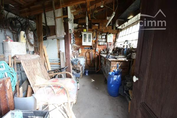 A vendre une villa avec terrasse, grand garage, sur un beau terrain boisé avec une source. Très belle vue dégagée.