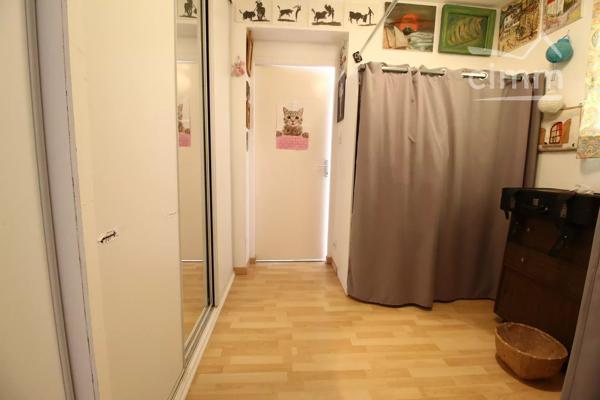 A vendre une villa avec terrasse, grand garage, sur un beau terrain boisé avec une source. Très belle vue dégagée.