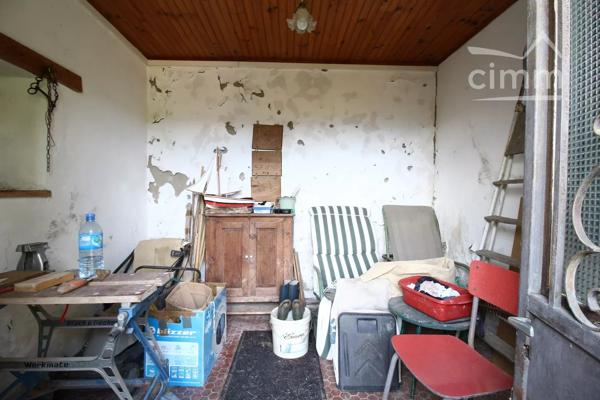 A vendre une villa avec terrasse, grand garage, sur un beau terrain boisé avec une source. Très belle vue dégagée.