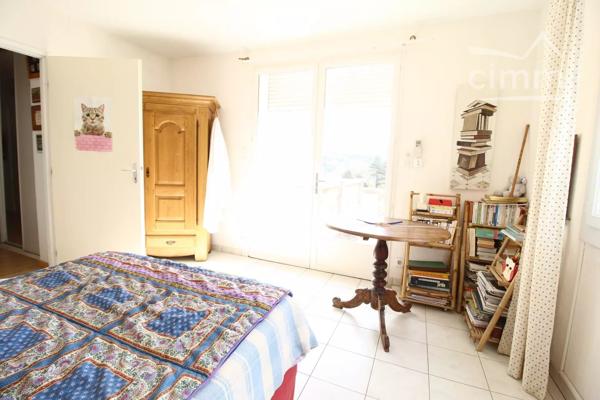 A vendre une villa avec terrasse, grand garage, sur un beau terrain boisé avec une source. Très belle vue dégagée.