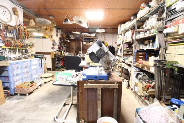 A vendre une villa avec terrasse, grand garage, sur un beau terrain boisé avec une source. Très belle vue dégagée.
