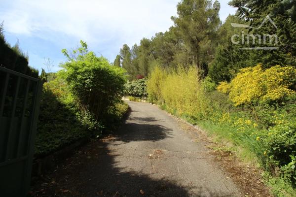 A vendre une villa avec terrasse, grand garage, sur un beau terrain boisé avec une source. Très belle vue dégagée.