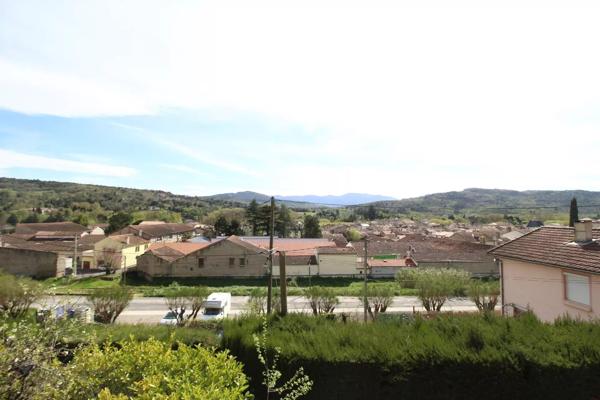 A vendre une villa avec terrasse, grand garage, sur un beau terrain boisé avec une source. Très belle vue dégagée.