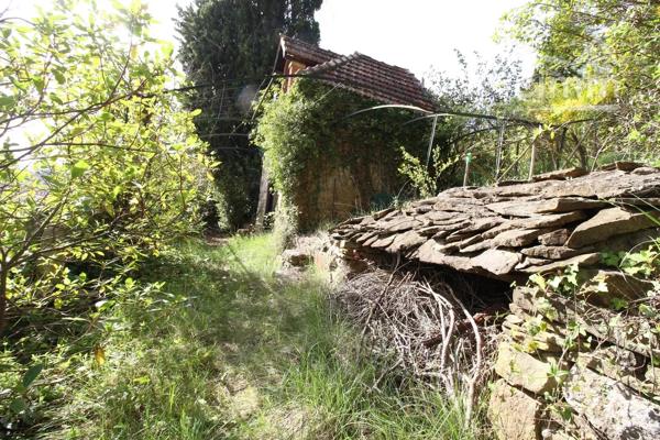 A vendre une villa avec terrasse, grand garage, sur un beau terrain boisé avec une source. Très belle vue dégagée.