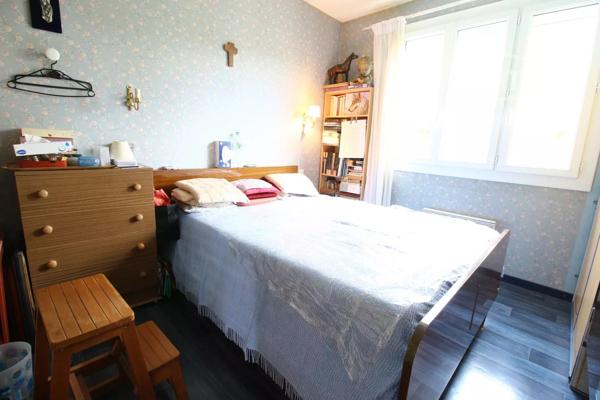 A vendre une villa avec terrasse, grand garage, sur un beau terrain boisé avec une source. Très belle vue dégagée.