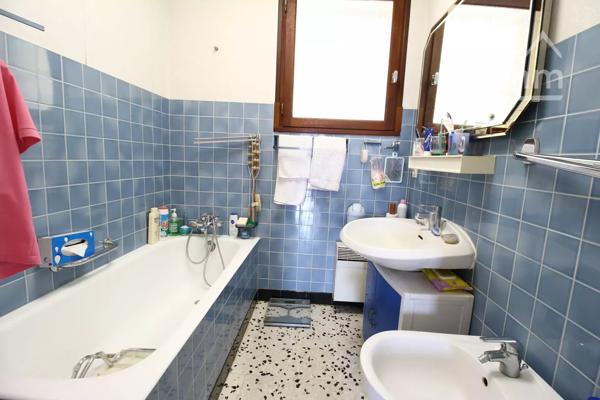 A vendre une villa avec terrasse, grand garage, sur un beau terrain boisé avec une source. Très belle vue dégagée.