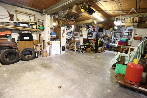 A vendre une villa avec terrasse, grand garage, sur un beau terrain boisé avec une source. Très belle vue dégagée.