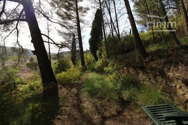 A vendre une villa avec terrasse, grand garage, sur un beau terrain boisé avec une source. Très belle vue dégagée.