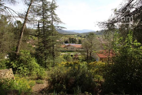A vendre une villa avec terrasse, grand garage, sur un beau terrain boisé avec une source. Très belle vue dégagée.
