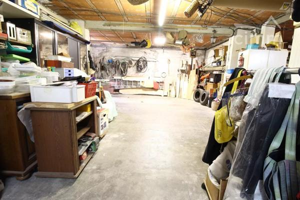 A vendre une villa avec terrasse, grand garage, sur un beau terrain boisé avec une source. Très belle vue dégagée.