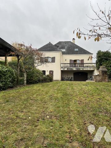 ORVAULT, secteur Garenne, Maison de 1996 sur sous-sol, 195 m² habitable sur 1387 m² de terrain. 