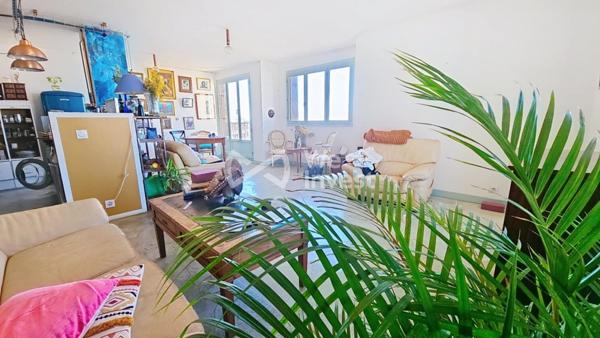 Appartement T2/T3 type Loft avec vue sur la mer, garage fermé en sous-sol, rue de la République, La joliette