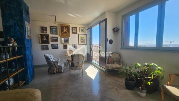 Appartement T2/T3 type Loft avec vue sur la mer, garage fermé en sous-sol, rue de la République, La joliette