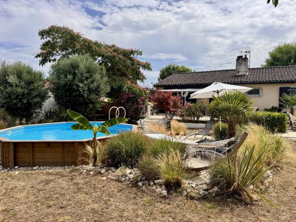 Charmante maison de plain-pied rénovée avec jardin paysager et piscine