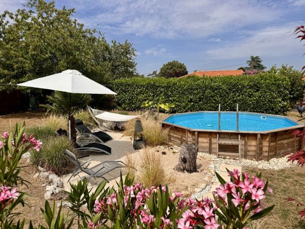 Charmante maison de plain-pied rénovée avec jardin paysager et piscine