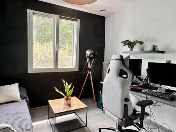 Charmante maison de plain-pied rénovée avec jardin paysager et piscine