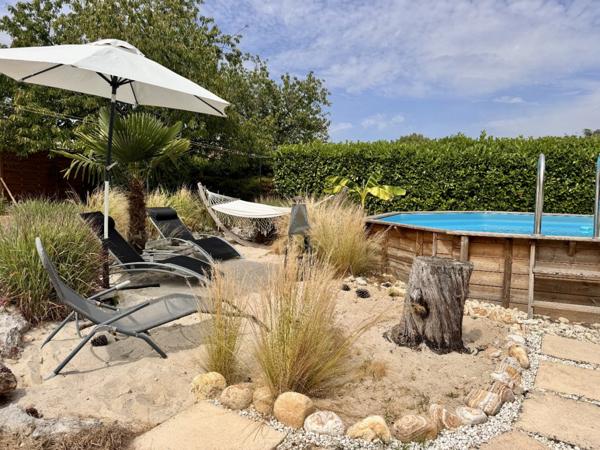 Charmante maison de plain-pied rénovée avec jardin paysager et piscine