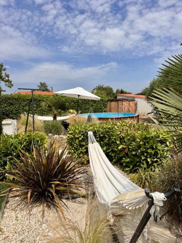 Charmante maison de plain-pied rénovée avec jardin paysager et piscine