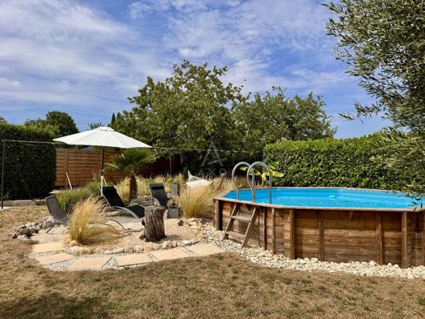 Charmante maison de plain-pied rénovée avec jardin paysager et piscine