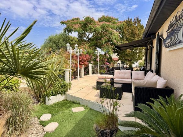 Charmante maison de plain-pied rénovée avec jardin paysager et piscine