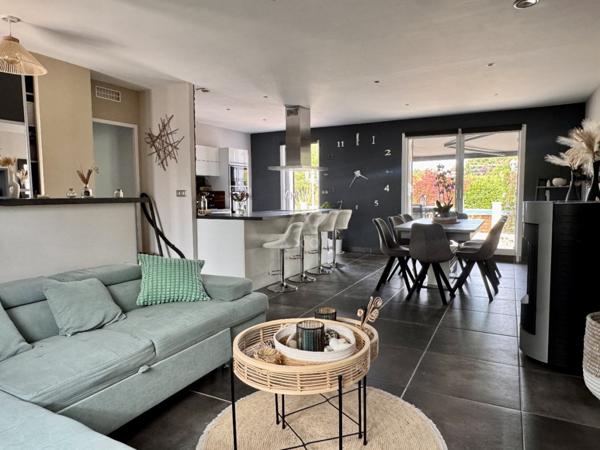 Charmante maison de plain-pied rénovée avec jardin paysager et piscine