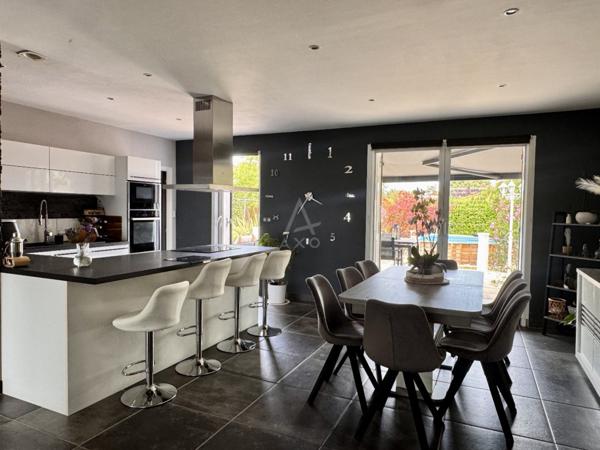 Charmante maison de plain-pied rénovée avec jardin paysager et piscine