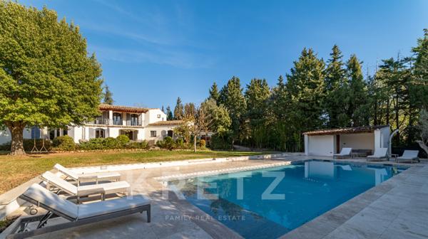 Aix-en-Provence. Élégante villa familiale de 220 m² au cœur d’un parc arboré