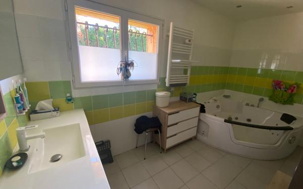 Maison à vendre    5 pièces •  Izon