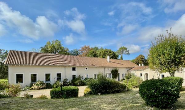 Domaine rénové avec gîte dans l’ouest de la Dordogne