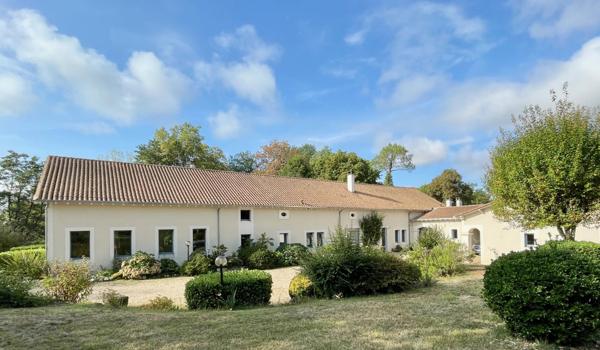 Domaine rénové avec gîte dans l’ouest de la Dordogne