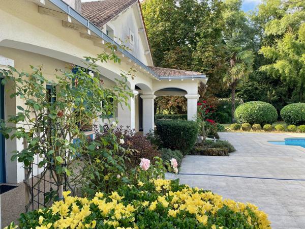 Domaine rénové avec gîte dans l’ouest de la Dordogne