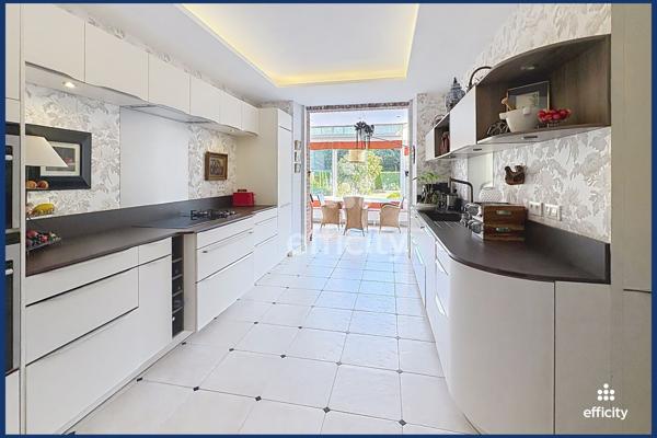 Maison
         8 pièces
        - 255 m² Bien prestige 679 800 € *